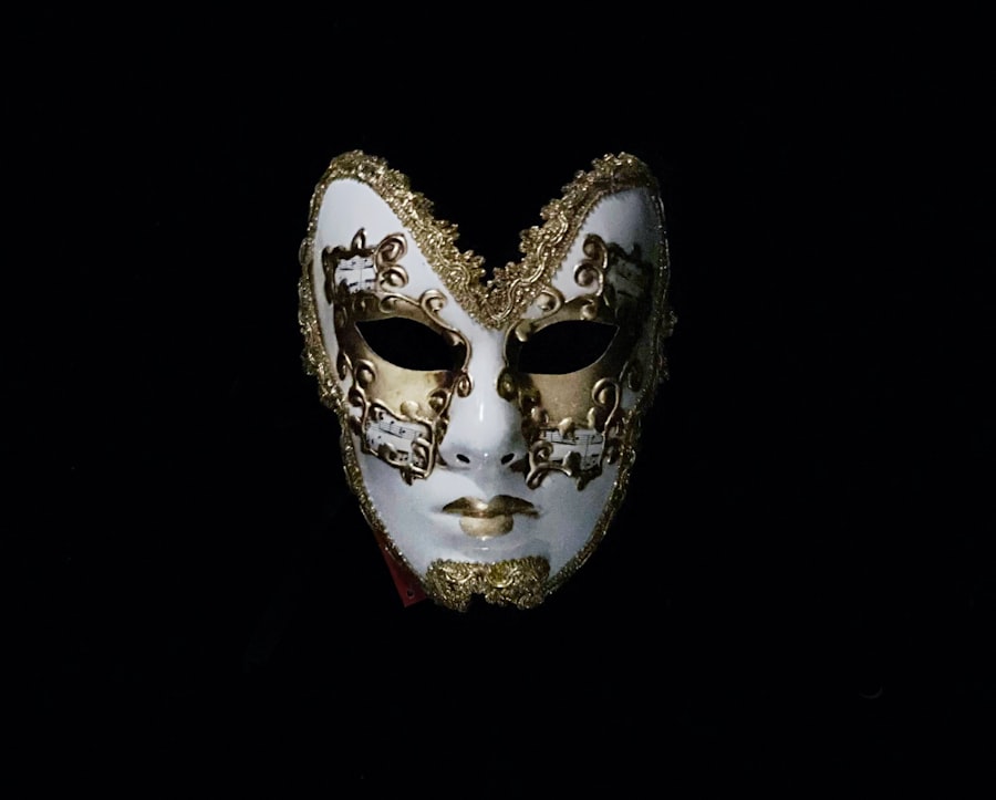 หน้ากาก อนามัย -> Masked Singer” style=”max-width:100%;display:block;margin-left:auto;margin-right:auto;width:90%;”></p>
<p>การมีหน้ากากอนามัยที่ดีเป็นเรื่องหนึ่ง แต่การสวมใส่และการดูแลอย่างถูกต้องก็เป็นอีกเรื่องหนึ่งที่มีความสำคัญไม่แพ้กัน ผมได้เรียนรู้จากคำแนะนำของผู้เชี่ยวชาญว่า หากสวมใส่ไม่ถูกต้อง ประสิทธิภาพในการป้องกันก็จะลดลงอย่างมาก</p>
<h3>การใส่หน้ากากอนามัยที่ถูกต้อง</h3>
<p>ผมพยายามปฏิบัติตามขั้นตอนเหล่านี้ทุกครั้งก่อนสวมหน้ากาก เพื่อให้แน่ใจว่าหน้ากากทำงานได้อย่างมีประสิทธิภาพ:</p>
<ul>
<li><strong>ล้างมือให้สะอาด:</strong> ผมจะล้างมือด้วยสบู่และน้ำ หรือใช้เจลแอลกอฮอล์ก่อนจับหน้ากากทุกครั้ง เพื่อป้องกันการปนเปื้อนเชื้อโรคจากมือไปยังหน้ากาก</li>
<li><strong>ตรวจสอบสภาพหน้ากาก:</strong> ผมจะตรวจดูว่าหน้ากากมีการชำรุด ฉีกขาด หรือสกปรกหรือไม่ หากพบความผิดปกติ ผมจะไม่นำมาใช้</li>
<li><strong>สวมใส่อย่างถูกวิธี:</strong> ผมจะจับหน้ากากที่สายคล้องหูเท่านั้น จากนั้นคลุมหน้ากากให้ปิดจมูก ปาก และคางสนิท ไม่ให้มีช่องว่าง ผมมักจะกดแถบลวดด้านบนให้แนบกับสันจมูก เพื่อให้หน้ากากกระชับใบหน้ามากที่สุด</li>
<li><strong>ไม่สัมผัสหน้ากากขณะสวมใส่:</strong> ผมพยายามหลีกเลี่ยงการจับหรือสัมผัสหน้ากากขณะสวมใส่ หากจำเป็นต้องสัมผัส ผมจะล้างมือให้สะอาดก่อนและหลังการสัมผัส</li>
</ul>
<h3>การถอดหน้ากากอนามัยที่ถูกต้อง</h3>
<p>การถอดหน้ากากก็มีความสำคัญไม่น้อยไปกว่าการสวมใส่ เพราะหากถอดไม่ถูกวิธี อาจทำให้เชื้อโรคที่ติดมากับหน้ากากแพร่กระจายได้:</p>
<ul>
<li><strong>ถอดจากสายคล้องหู:</strong> ผมจะถอดหน้ากากโดยจับที่สายคล้องหูเท่านั้น ไม่สัมผัสหน้ากากส่วนที่เป็นผ้าโดยตรง</li>
<li><strong>ทิ้งอย่างถูกวิธี:</strong> หากเป็นหน้ากากแบบใช้แล้วทิ้ง ผมจะรีบทิ้งลงในถังขยะที่มีฝาปิดทันที เพื่อป้องกันการแพร่กระจายของเชื้อโรค</li>
<li><strong>ล้างมือให้สะอาดหลังถอด:</strong> ทุกครั้งหลังถอดและทิ้งหน้ากาก ผมจะล้างมือด้วยสบู่และน้ำ หรือเจลแอลกอฮอล์อีกครั้ง</li>
</ul>
<h3>การดูแลรักษาหน้ากากผ้า</h3>
<p>สำหรับหน้ากากผ้า ผมให้ความสำคัญกับการดูแลรักษาเป็นพิเศษเพื่อให้สามารถนำกลับมาใช้ใหม่ได้อย่างปลอดภัย:</p>
<ul>
<li><strong>ซักด้วยน้ำสบู่หรือผงซักฟอก:</strong> ผมจะซักหน้ากากผ้าด้วยน้ำร้อนและสบู่หรือผงซักฟอกเป็นประจำทุกวันหลังการใช้งาน</li>
<li><strong>ตากแดดให้แห้งสนิท:</strong> การตากแดดจะช่วยฆ่าเชื้อโรคบางชนิด และทำให้หน้ากากแห้งสนิทเป็นการป้องกันการเกิดเชื้อรา</li>
<li><strong>เปลี่ยนหน้ากากเมื่อชำรุด:</strong> หากหน้ากากผ้าเริ่มมีสภาพที่ชำรุด เช่น ผ้าบางลง มีรู หรือยางยืดเสีย ผมจะเปลี่ยนใหม่ทันที</li>
</ul>
<h2>ข้อจำกัดและความเข้าใจผิดเกี่ยวกับหน้ากากอนามัย</h2>
<p><img decoding=