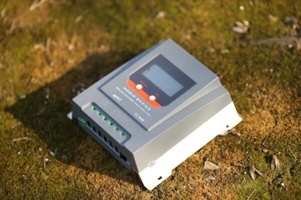 Photo inverter solar cell