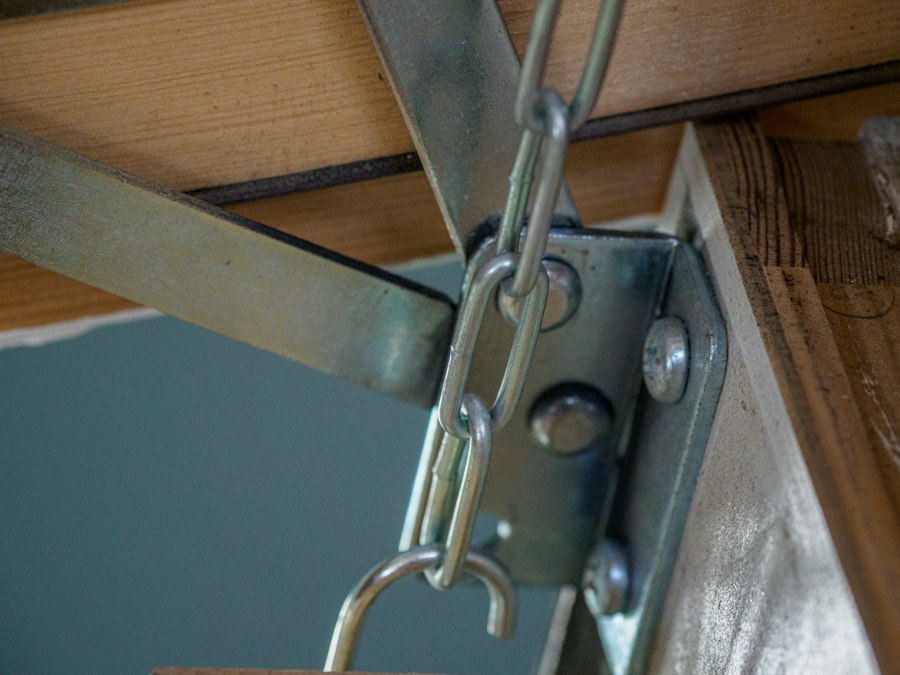 Photo soft close hinge mechanism